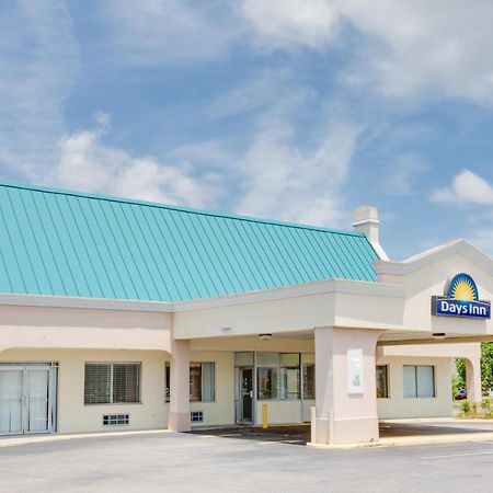 Days Inn By Wyndham Chester Kültér fotó