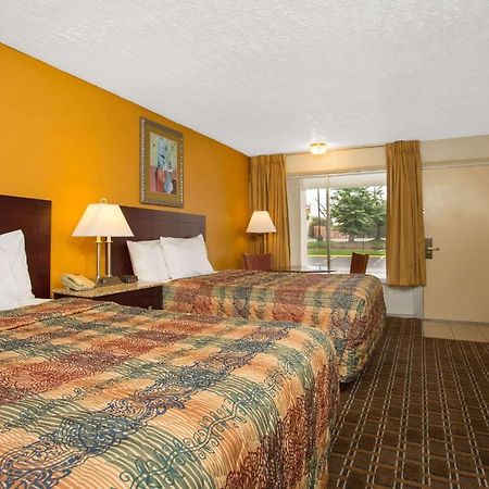 Days Inn By Wyndham Chester Kültér fotó