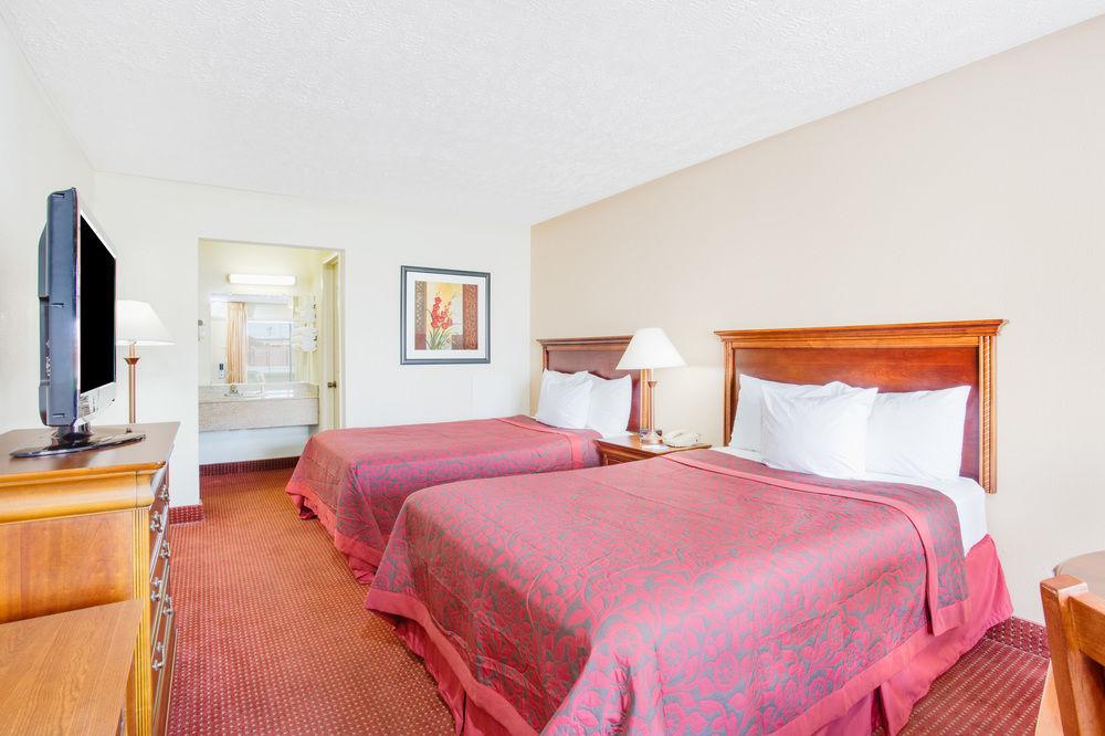 Days Inn By Wyndham Chester Kültér fotó
