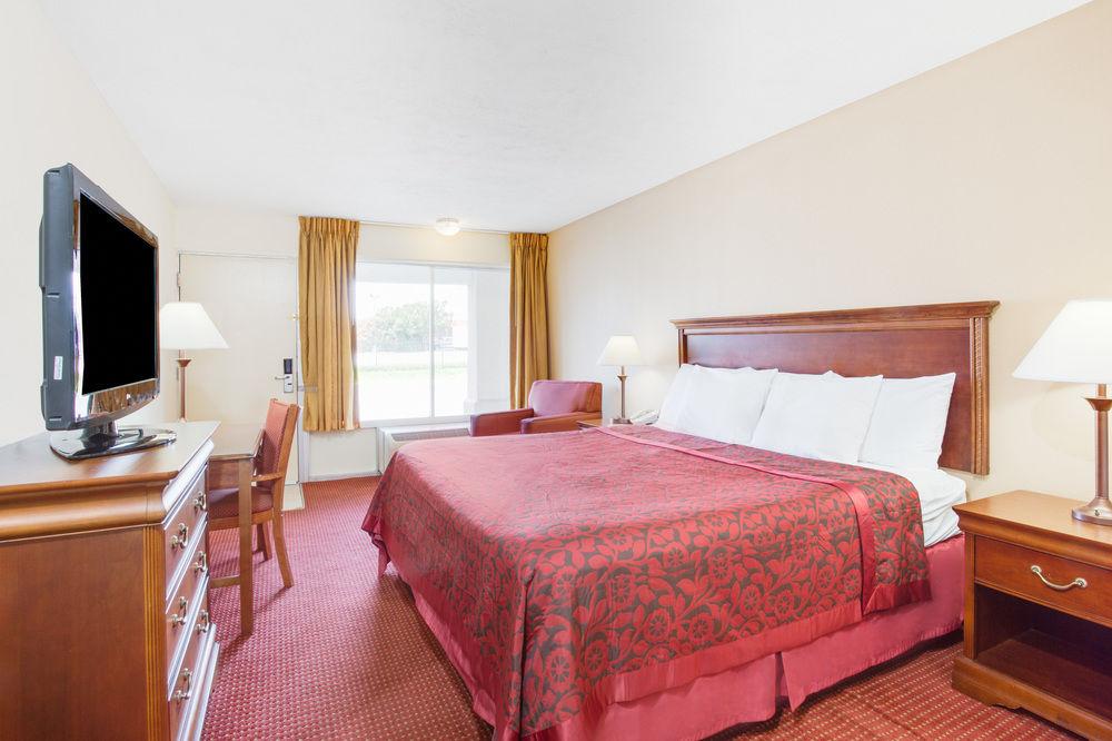 Days Inn By Wyndham Chester Kültér fotó