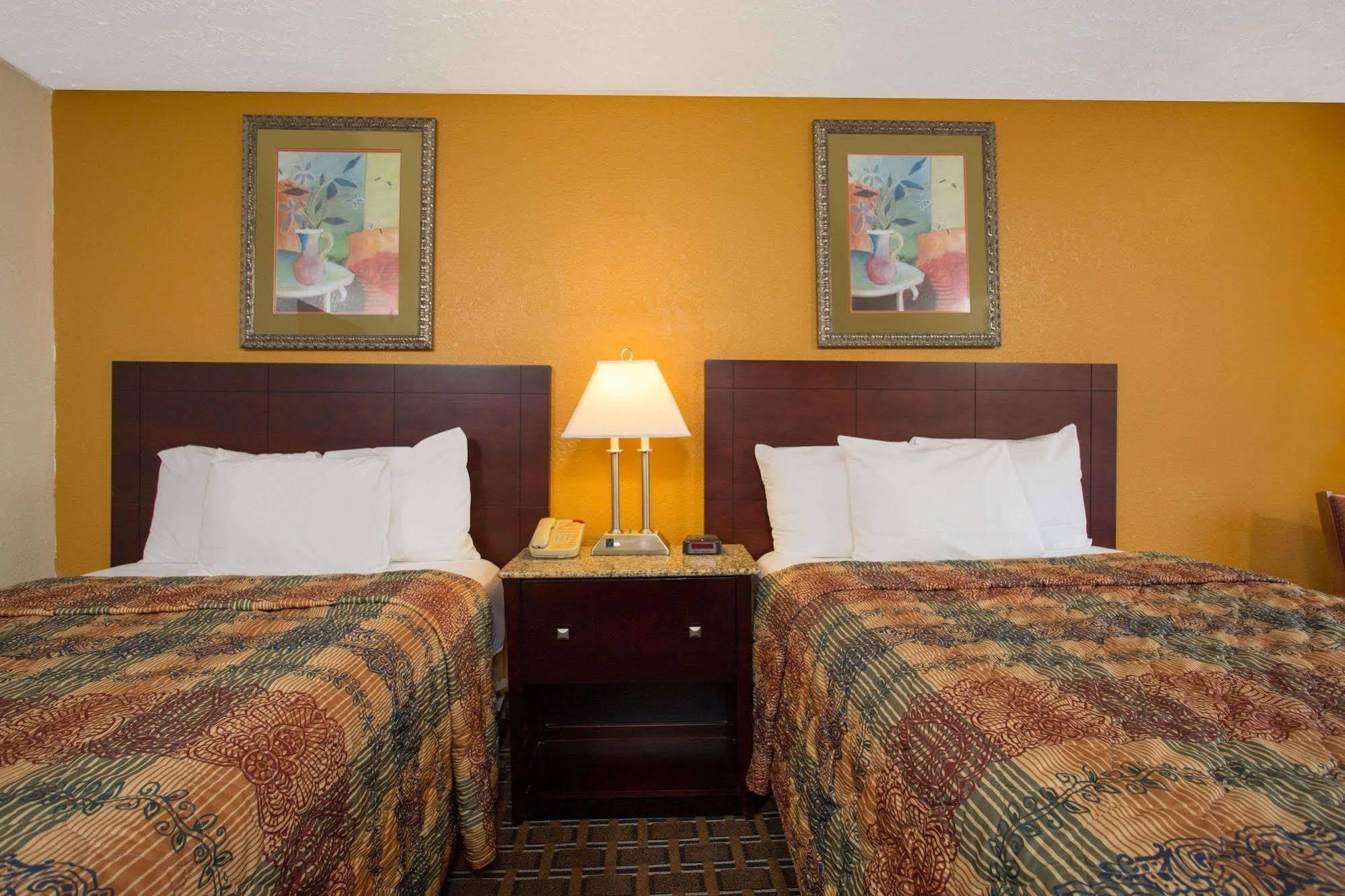 Days Inn By Wyndham Chester Kültér fotó