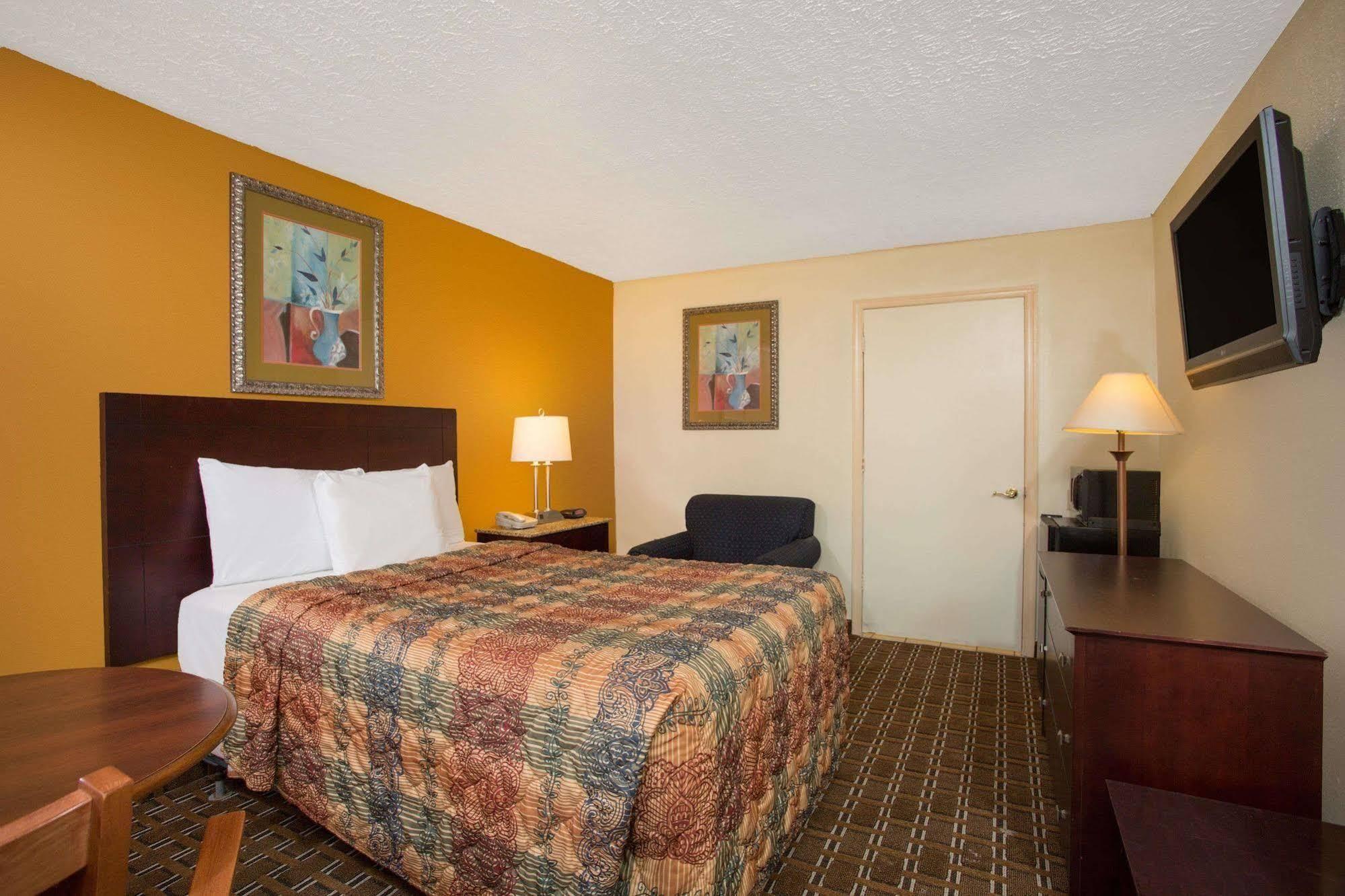 Days Inn By Wyndham Chester Kültér fotó
