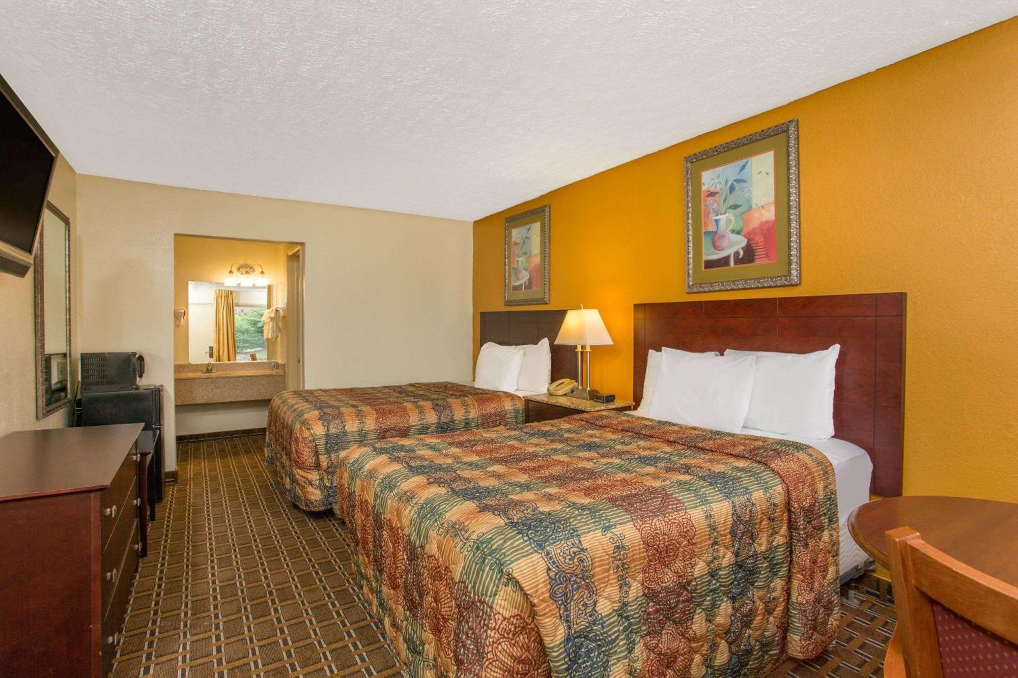 Days Inn By Wyndham Chester Kültér fotó