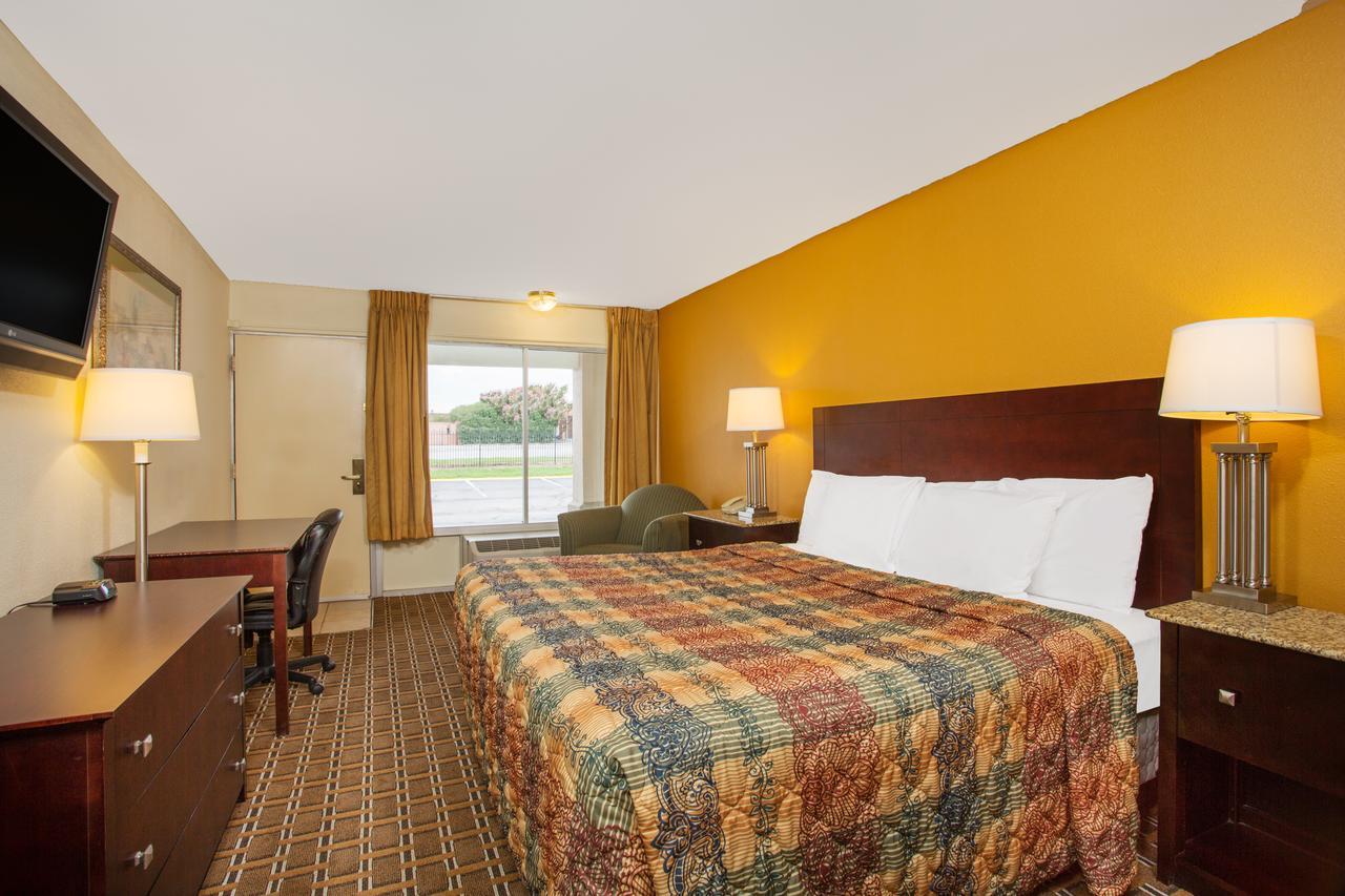 Days Inn By Wyndham Chester Kültér fotó