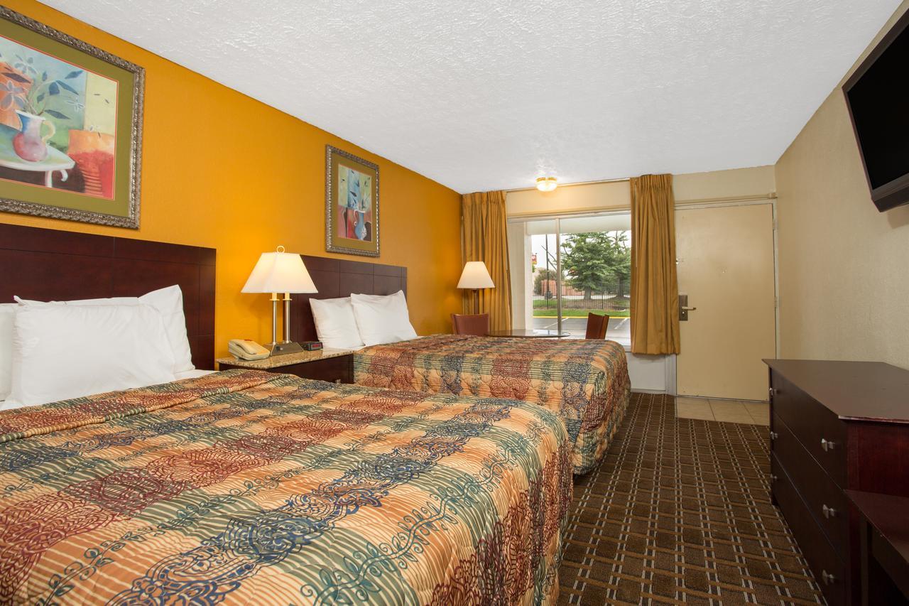 Days Inn By Wyndham Chester Kültér fotó