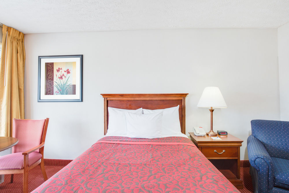 Days Inn By Wyndham Chester Kültér fotó