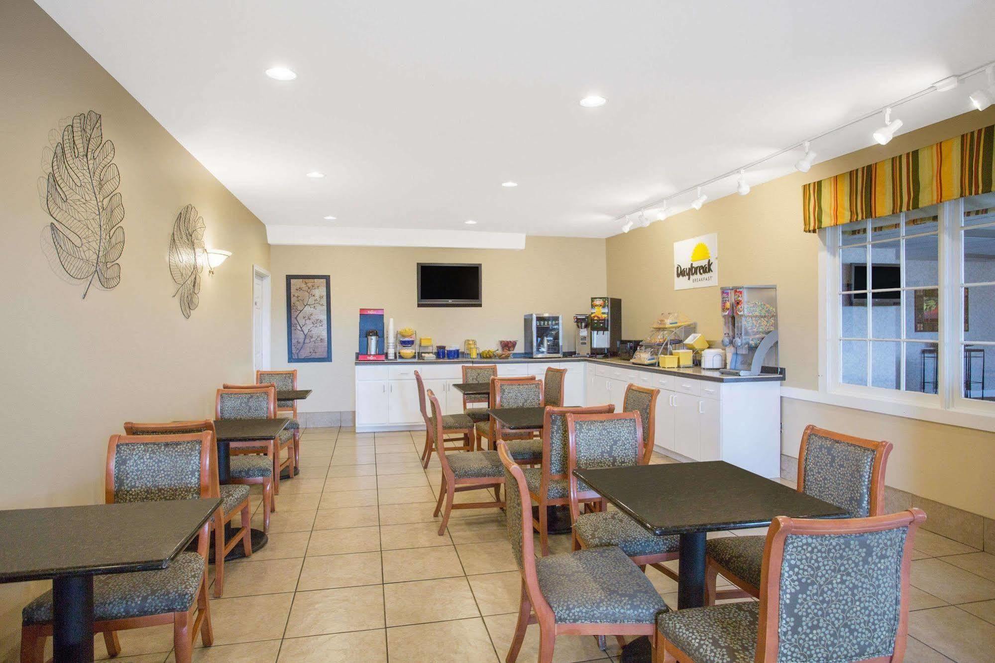 Days Inn By Wyndham Chester Kültér fotó