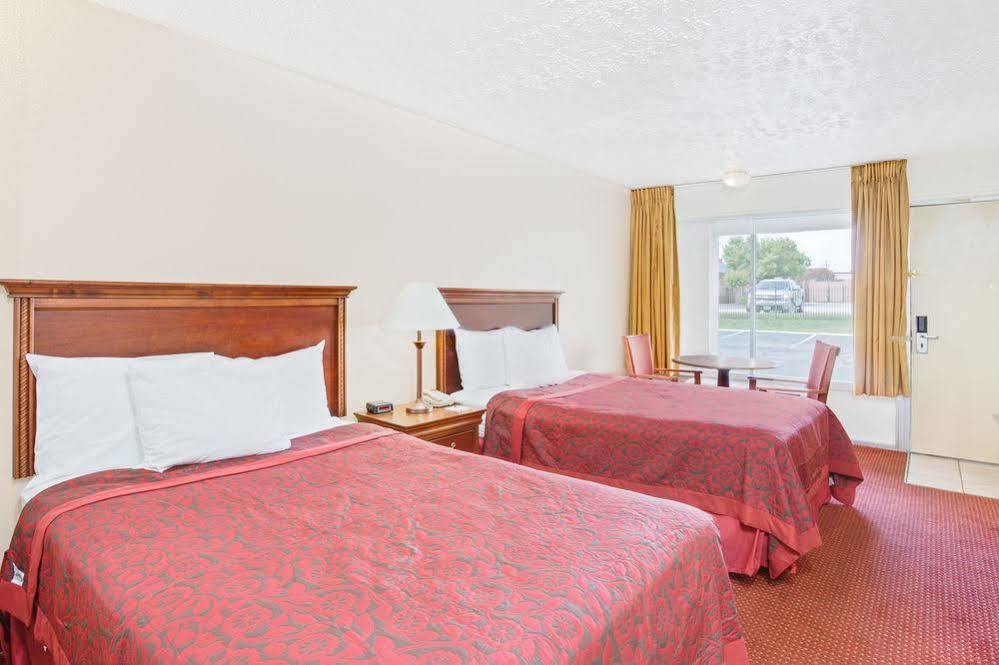 Days Inn By Wyndham Chester Kültér fotó
