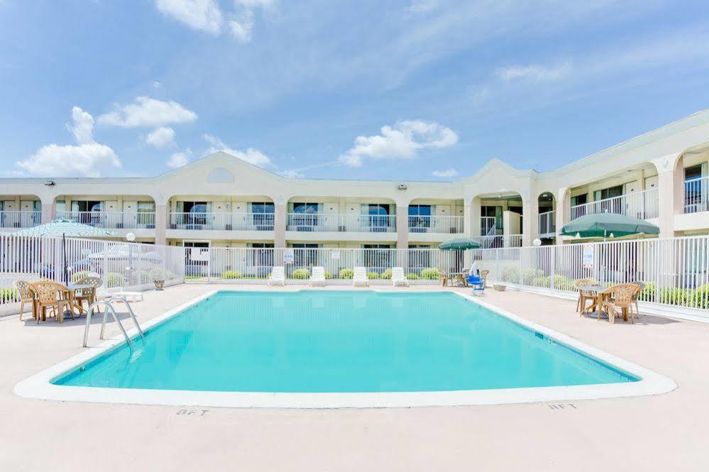 Days Inn By Wyndham Chester Kültér fotó